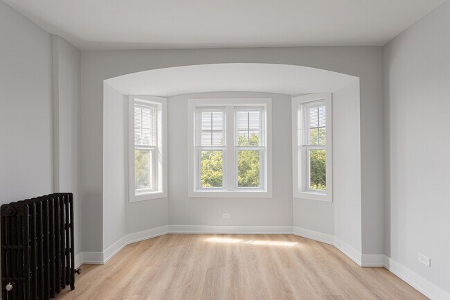 Building Photo - 1608 W Sherwin Ave