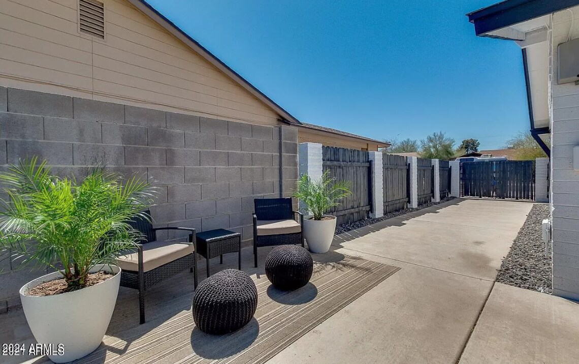 Building Photo - 422 E Balboa Dr