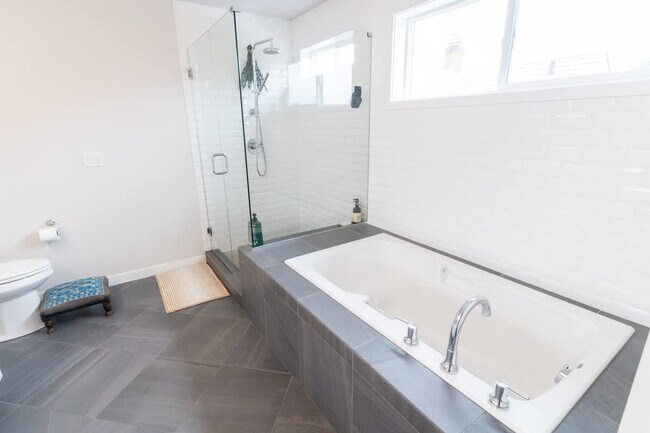 Building Photo - 5177 NE 14th Pl