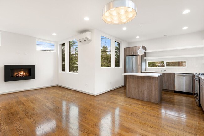 Building Photo - Modern 3-Bedroom Townhome with Rooftop Deck in NE Seattle