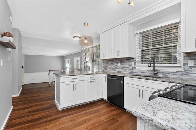 Building Photo - 2438 Knickerbocker Dr