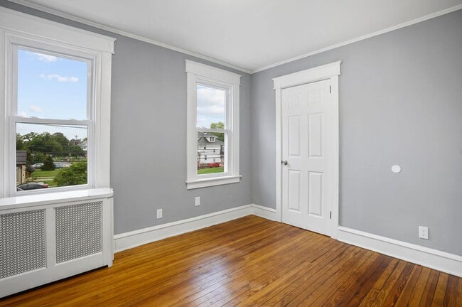 Building Photo - FIRST MONTH FREE* Large Twin Home! One (1) Car Garage, W/D Hookups in basement, Stainless Applian...