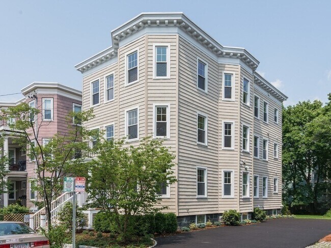 Building Photo - 17 Standish St