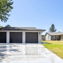 Building Photo - Completely Remodeled 3 Bedroom/1 Bathroom ...