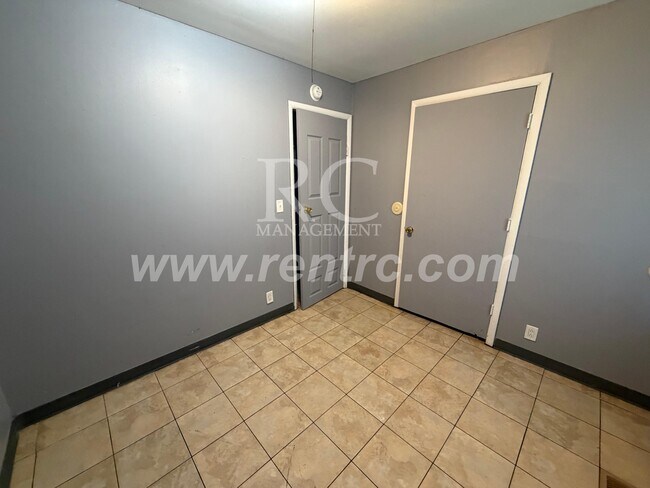 Building Photo - 907 Moore-