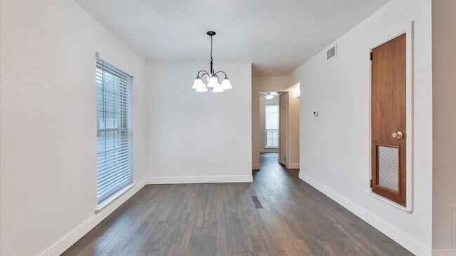 Building Photo - Stylish First-Floor Living in the Heart of San Antonio