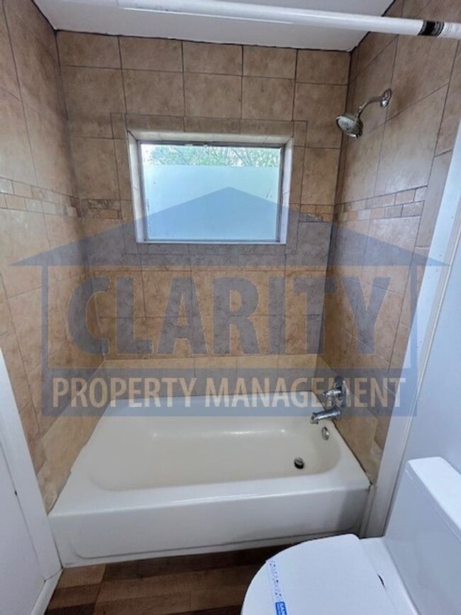 Building Photo - Centrally located 2 bed, two bathroom home!