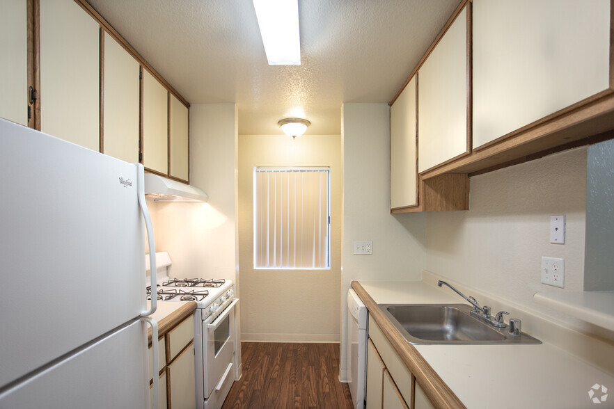 1BR, 1BA-720 SF - Sunset Ridge