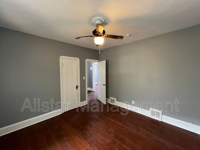 Building Photo - 3255 E 139th St