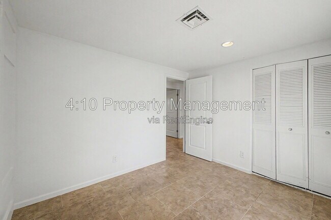 Building Photo - 2104 N Comanche Dr