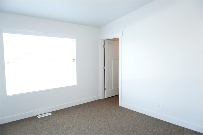 Building Photo - 372 W 200 N