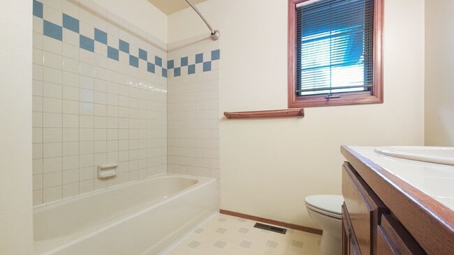 Building Photo - Spacious, Comfortable House in Forest Ridge Estates of Bellevue