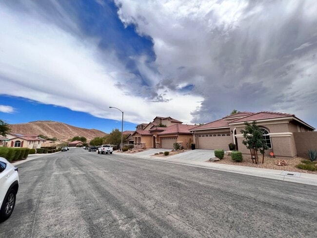 Building Photo - Gorgeous 1 story single home, 3 beds, 2 ba...