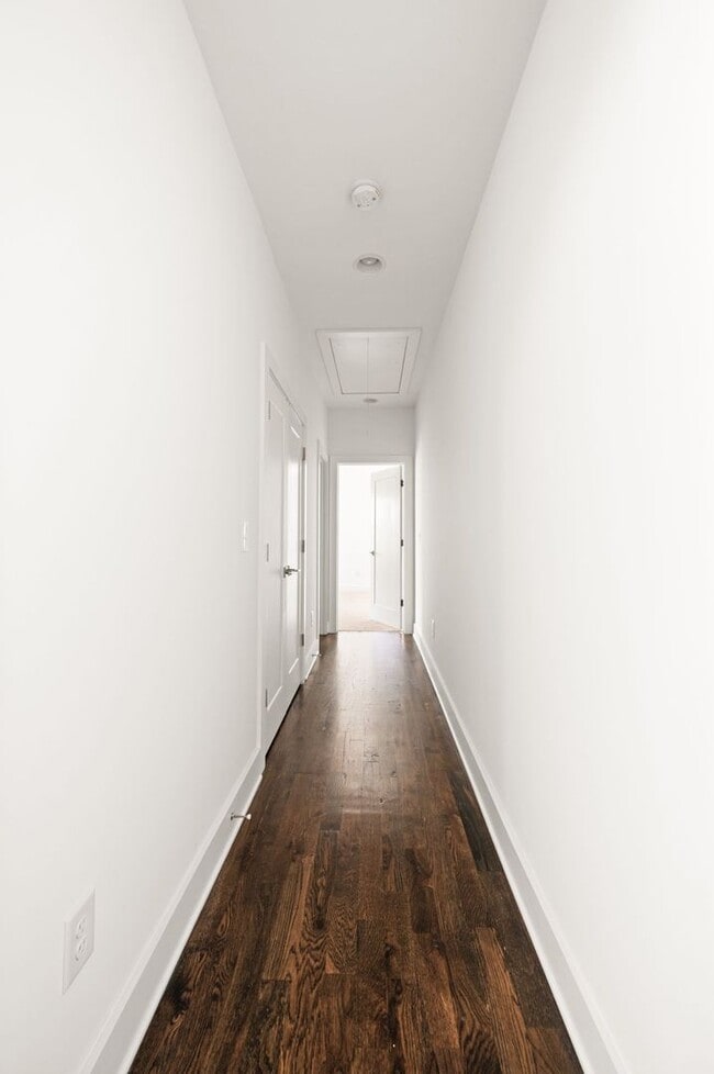 Building Photo - Modern 3BR/3.5BA home in Sylvan Summit, just minutes from downtown!