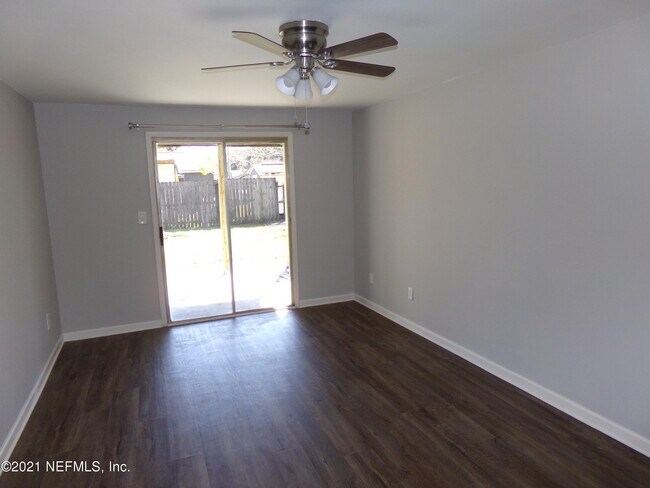 Building Photo - 2652 Sunrise Village Dr