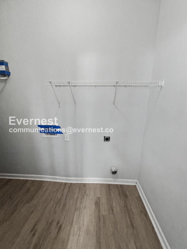 Building Photo - 3 Bed, 2 Bath Home with Off-Street Parking / Pet-Friendly / Available Now!