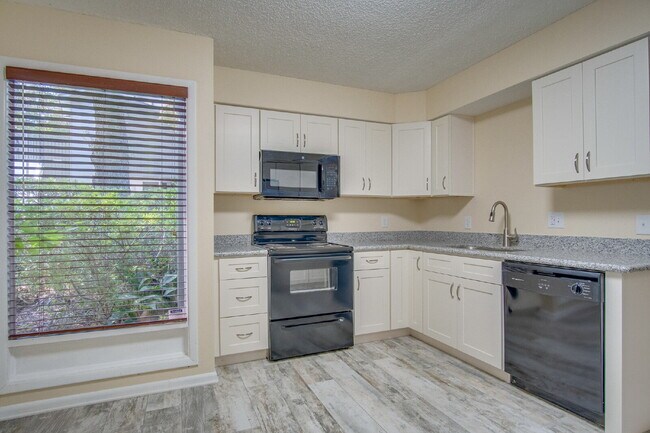 Building Photo - 2 Bedroom, 2.5 Bath Townhome with Easy Acc...