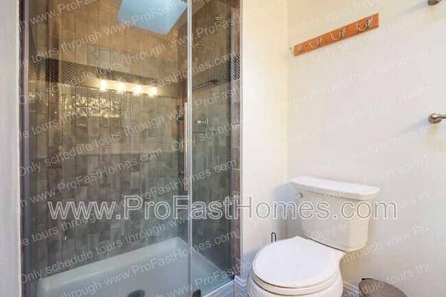 Building Photo - 14210 SW Rochester Dr