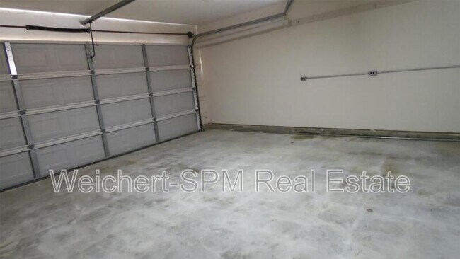 Building Photo - 2627 Bay Pointe Cir E