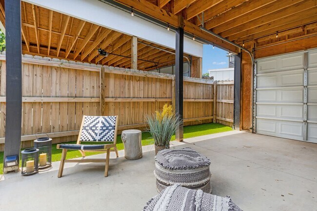 Building Photo - Fully Furnished - Designer Home (Flexible Lease Options)