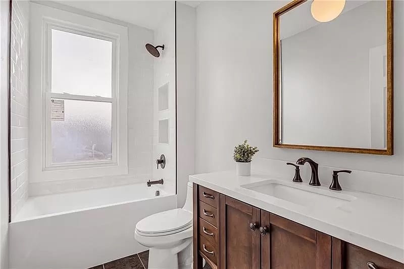 Second Floor Bathroom - 5210 Dearborn St