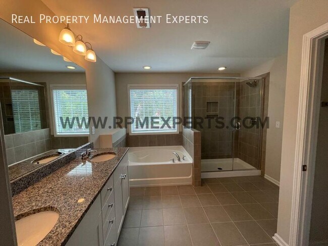 Building Photo - Magnificent 5 Bed / 3 Bath Home in Matthews