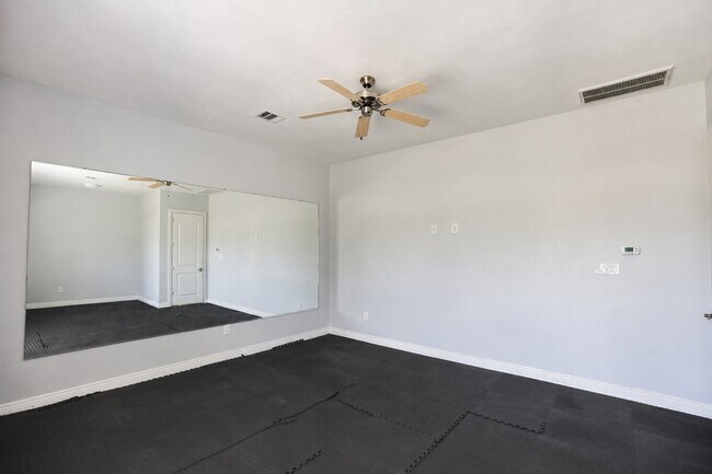 Building Photo - 527 Lily Ln