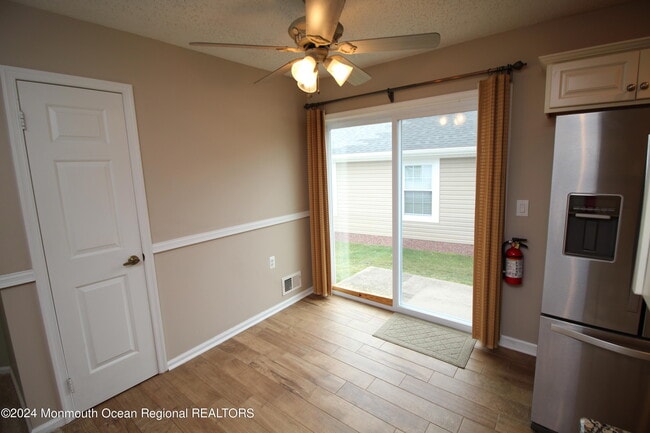 Building Photo - 145 Pine Oak Blvd