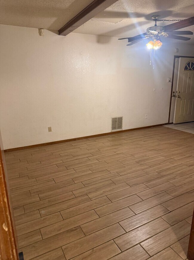 Building Photo - 1166 N Eagle Ln