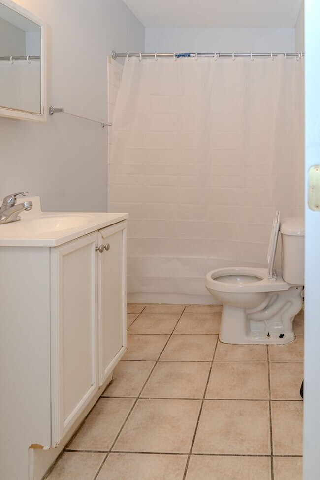 Building Photo - 2014-2016 N Charles St