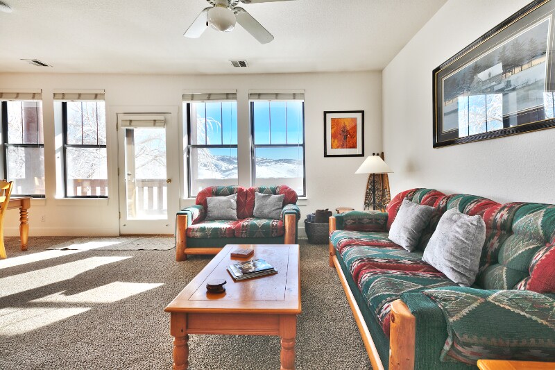 Building Photo - 8371 Meadowview Dr