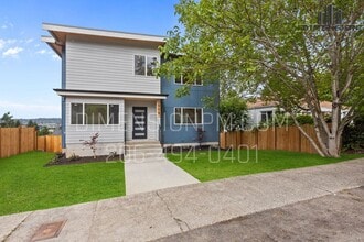 Building Photo - 605 Prospect Ave N