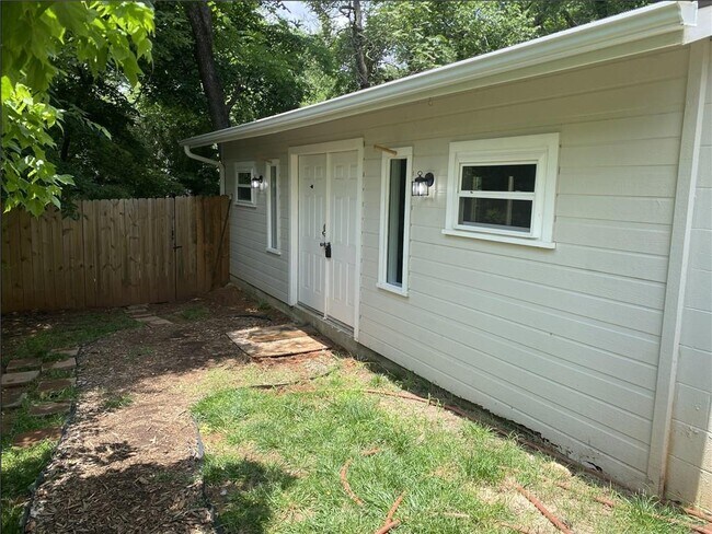 Building Photo - 453 S Mashburn Ave