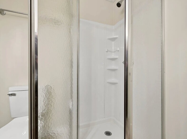 Building Photo - 231 Glenstone Cir