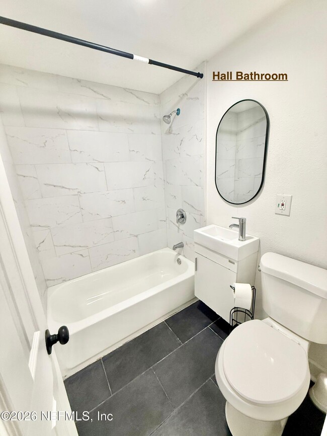 Building Photo - 10490 Pinehurst Dr