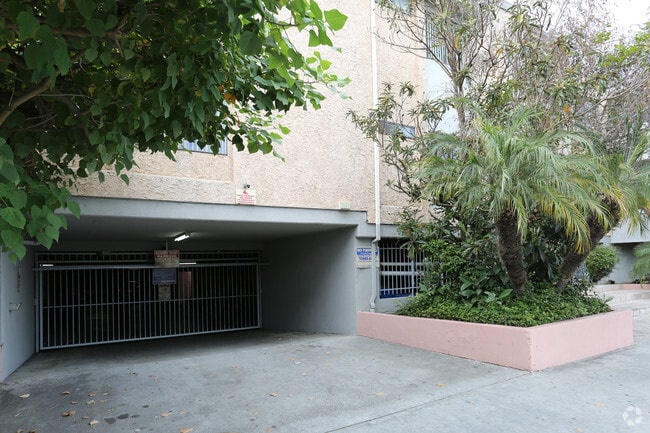 Building Photo - 3223 Bagley Ave.