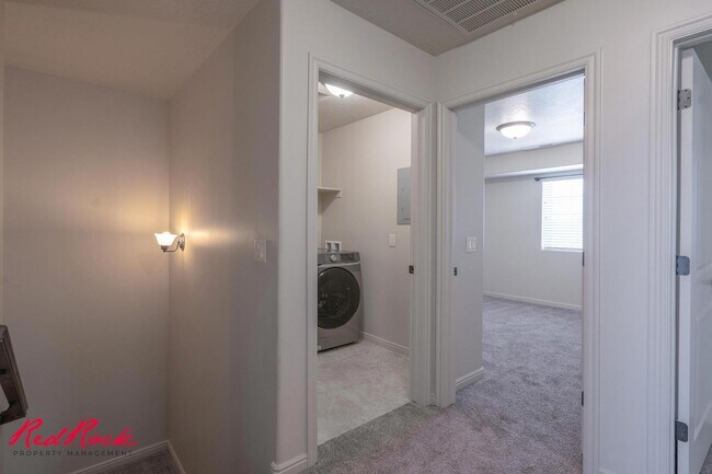 Building Photo - Charming 3 bedroom Townhome. 2 Community Pools!