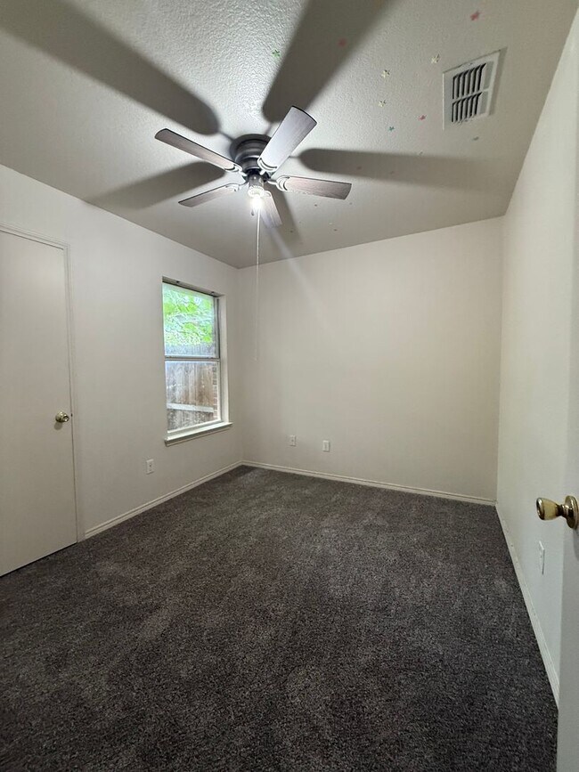 Building Photo - 3/2/2 - MODERN Updates - Fresh Paint & Flooring