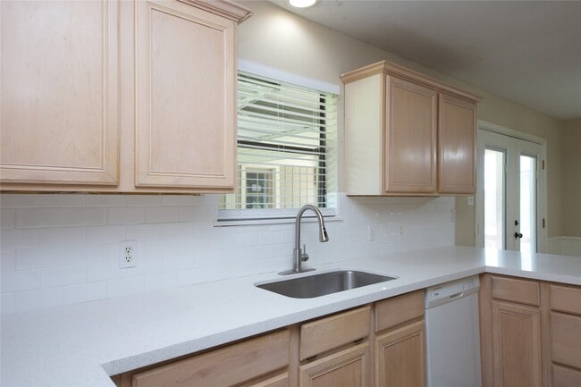 Building Photo - 2109 Riverside Dr