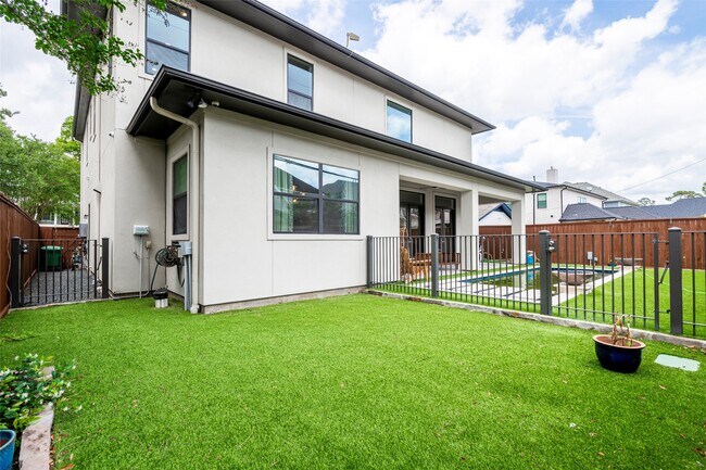 Building Photo - 1507 Martin St