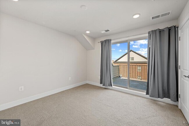 Building Photo - 148 Stowe Dr