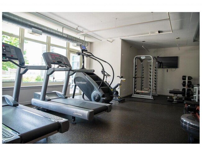 Building Photo - 909 W Washington Blvd