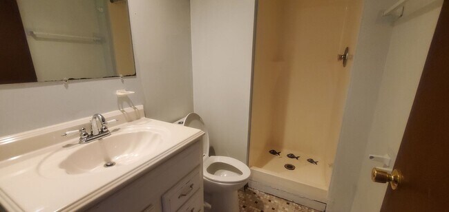 Building Photo - 1/2 off first month! 6bd/2bath House