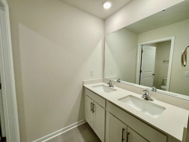 Building Photo - Spacious 5-Bedroom Haven With 3 Full Baths...