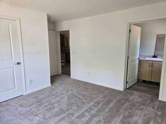 Building Photo - 43 Hull Dr