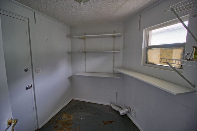 Building Photo - 205 E Esther St