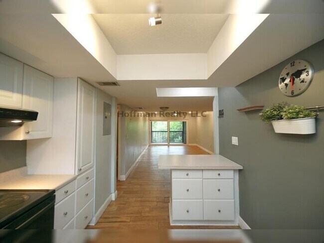 Building Photo - Charming 2-Bedroom Condo in St. Petersburg