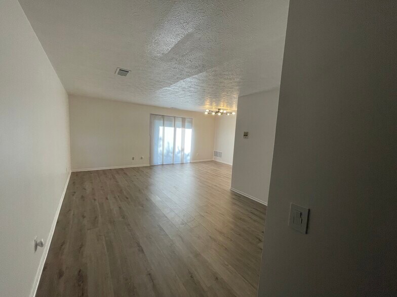 Building Photo - 7214 Creekview Dr