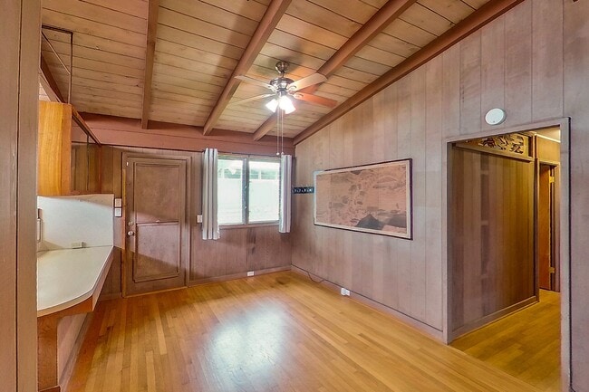Building Photo - 2 Bed 1 Bath 1 Parking Apartment. 1 Year Lease.