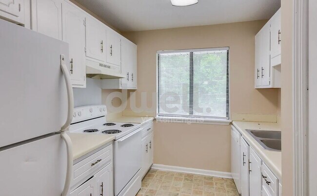 Building Photo - 3510 Woodlake Rd